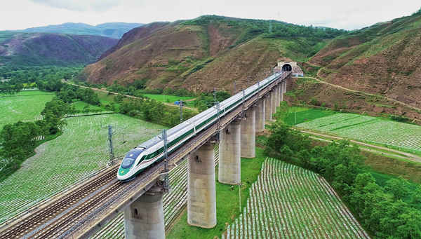 時速160公里復興號動車組開上青藏鐵路。