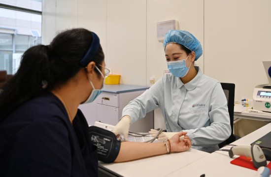 2023年8月8日，天津市血液中心的工作人員在健康廣場給獻血者測量血壓。新華社記者 李然 攝
