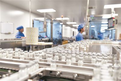 據工業和信息化部數據，截至2023年11月，我國規模以上醫藥工業企業超過1萬家。圖為山東某制藥公司的生產線。新華社記者 郭緒雷攝