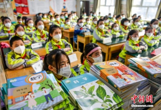 資料圖：新疆烏魯木齊市第四十二小學，學生們等待領取新課本。<a target='_blank'  data-cke-saved-href='/' href='/'><p  align=