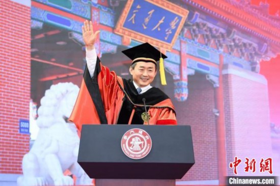 校長丁奎嶺向畢業生們送出他與楊振斌書記的共同寄語?！∩虾＝淮蠊﹫D