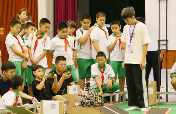 青少年學生現場觀看比賽。北京工商大學供圖