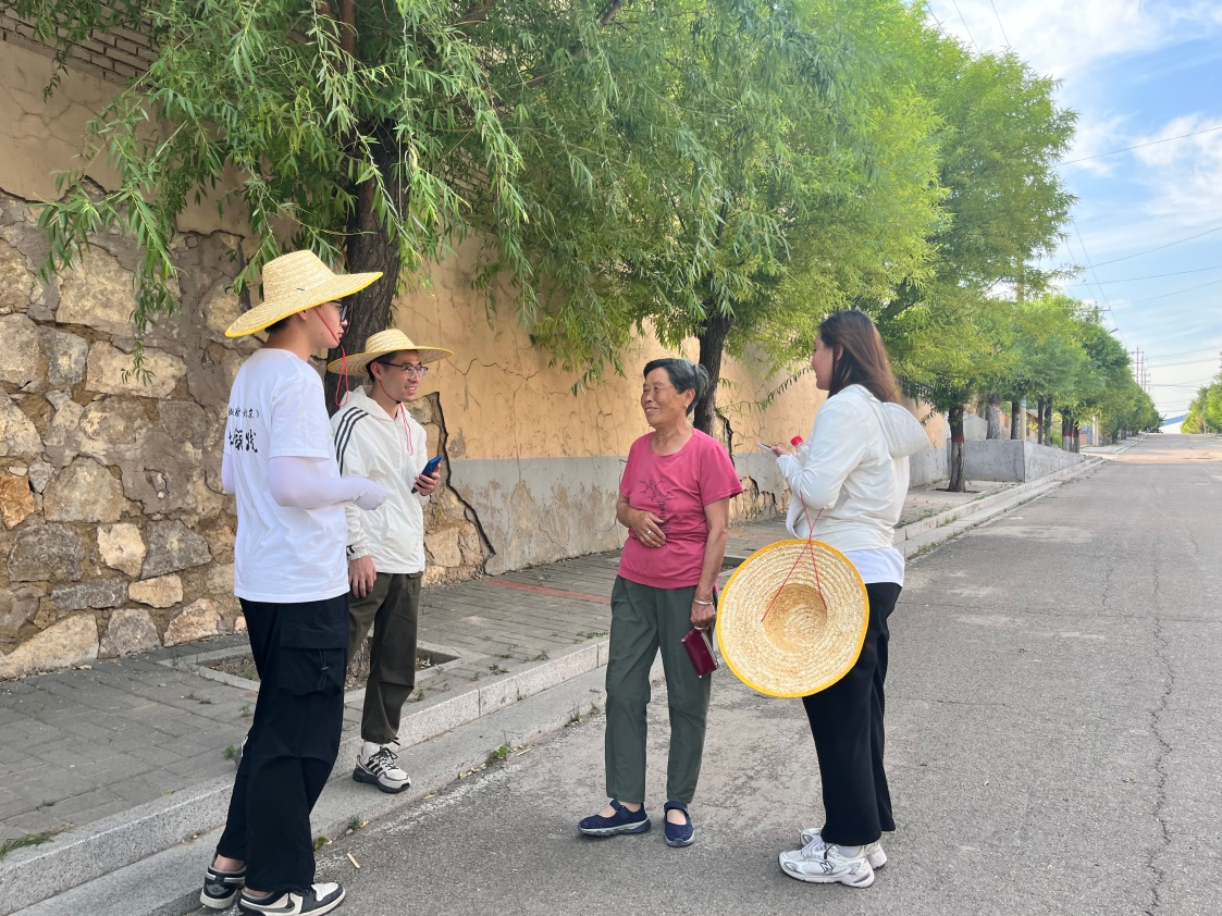 國土整治與生態修復實踐調研團師生與村民交流。校方供圖