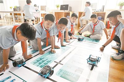 圖為中關村第三小學雄安校區編程社團的學生檢驗機器人的編程效果。新華社記者 李鑫攝