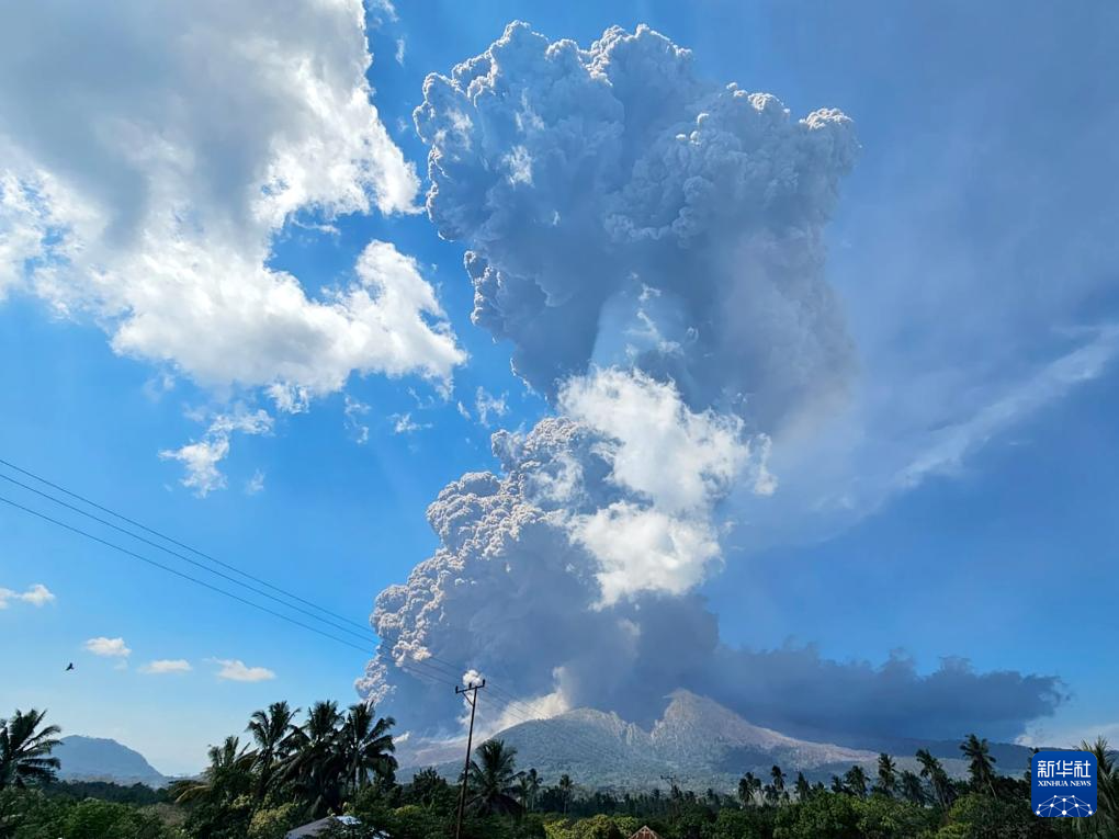 印度尼西亞一火山噴發 火山灰柱高約18公里