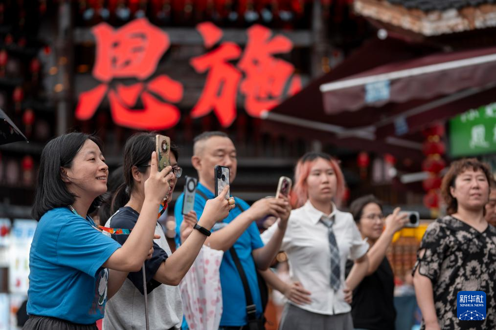 湖北恩施：暑期旅游持續升溫